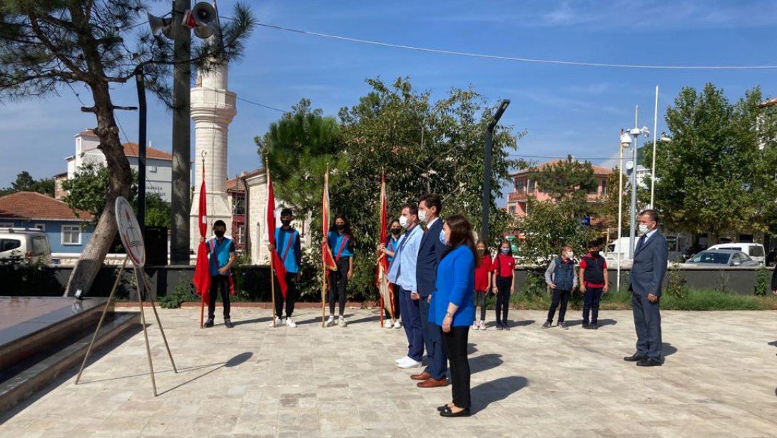 İlköğretim Haftası dolayısıyla Atatürk Anıtına çelenk sunma töreni gerçekleştirildi 