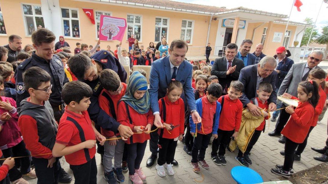 Gezici Kütüphane'nin bugünkü durağı; Atatürk İlkokulu.