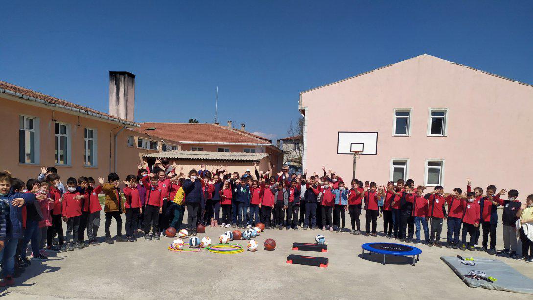 Atatürk İlkokulu öğrencilerine, spor malzemeleri teslim edildi.